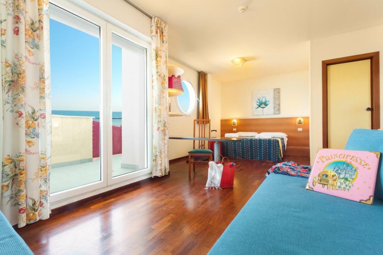 Hotel Atlantic Vista Mare Pesaro Kültér fotó